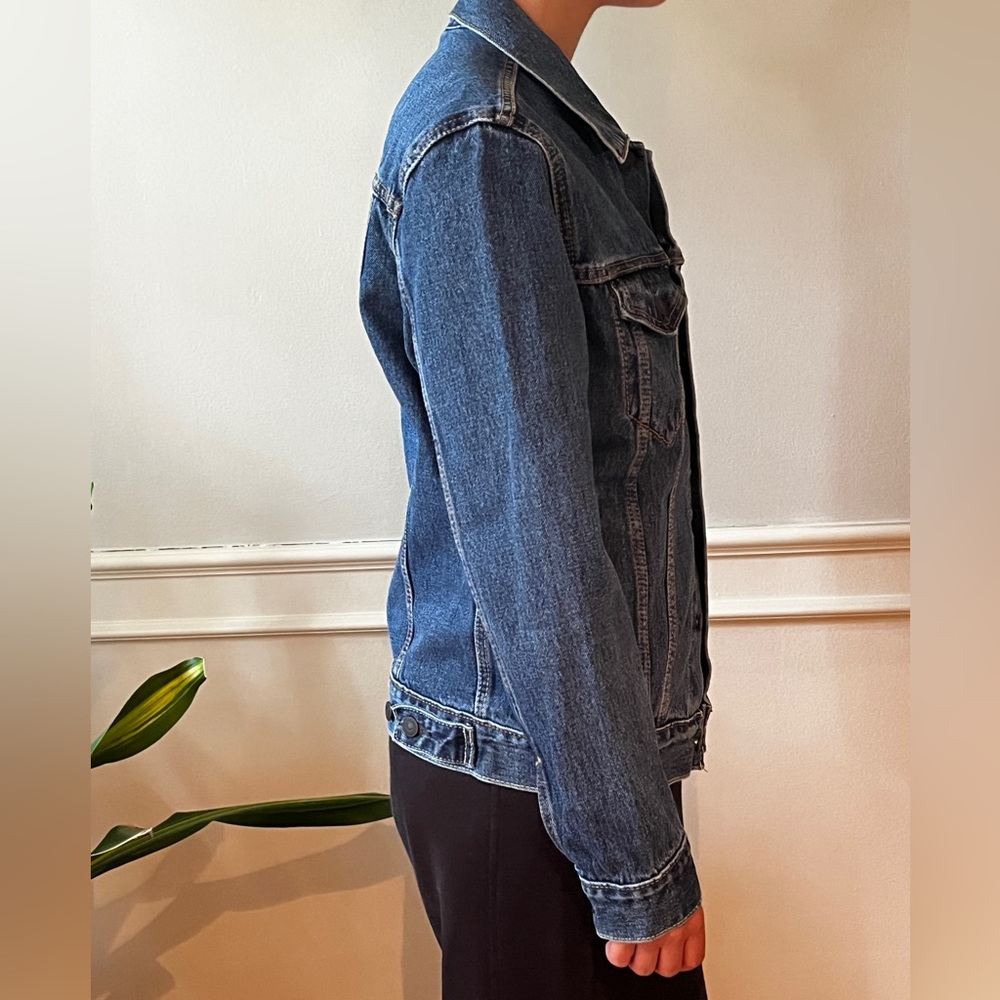 Brand: Levi’s
Size: S
Color: Blue